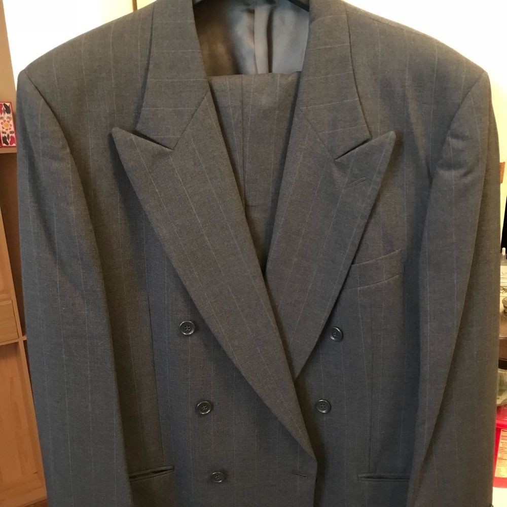 Profilo Gray with stripes suit.